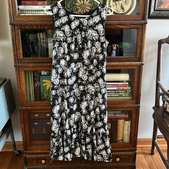 NWOT Talbots Fit & Flare Black & White Dandelion Dress Size 4 - Picture 4 of 16